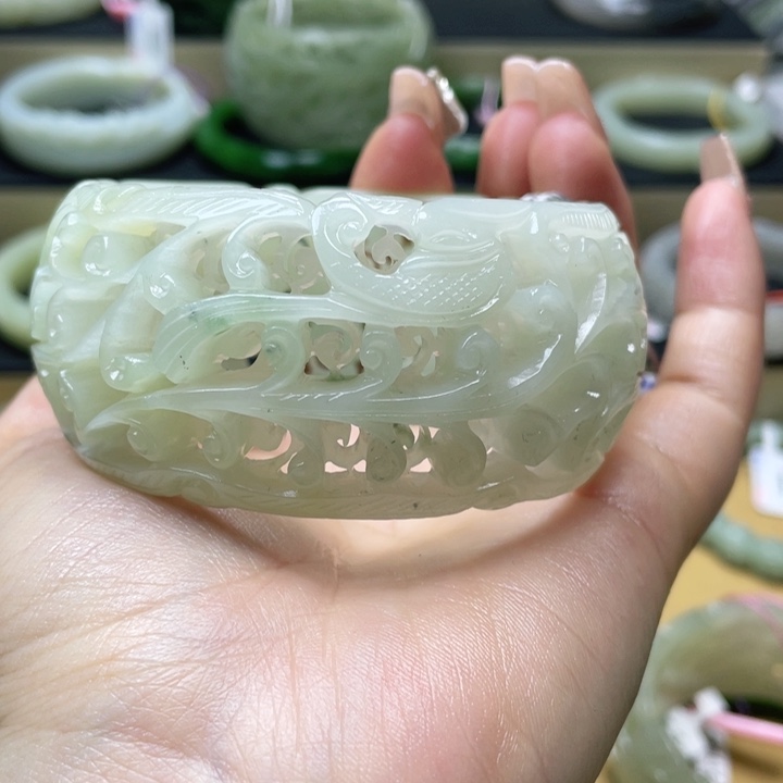 和田玉手镯60圈口。编号9未镶嵌用****0