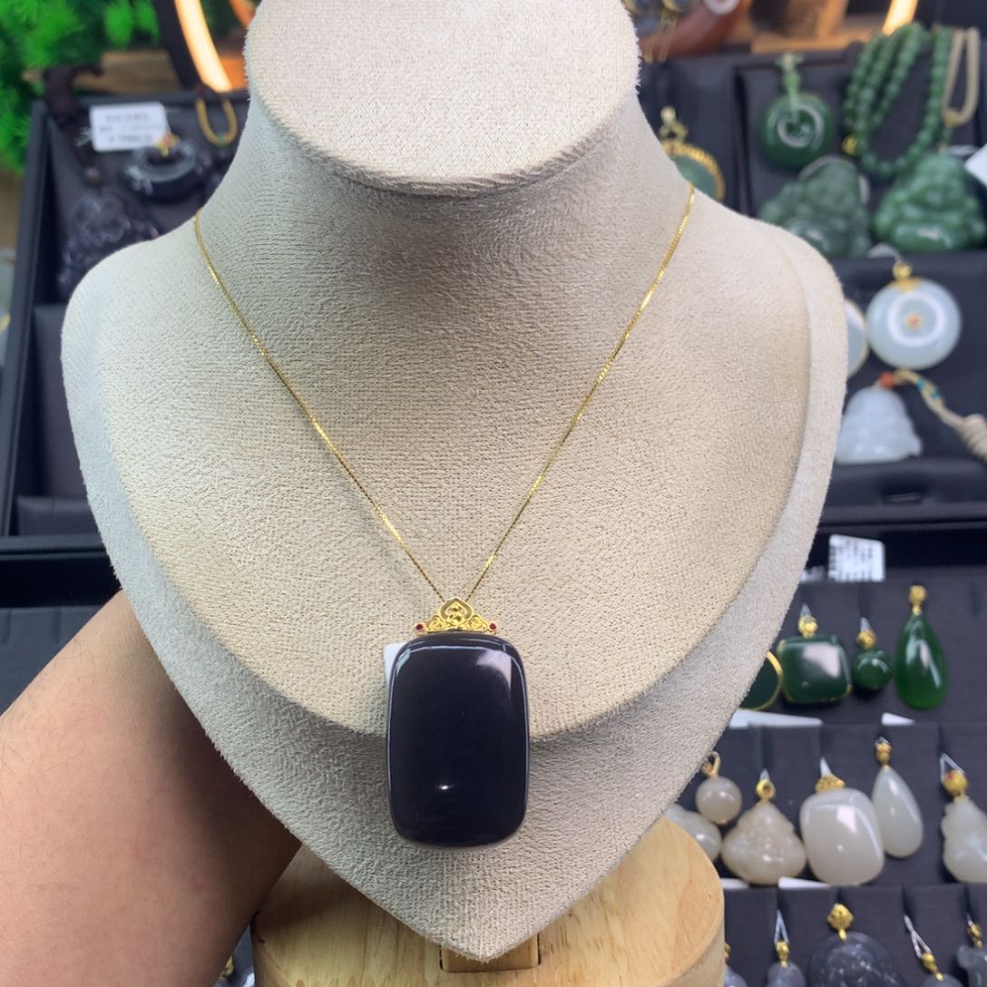 和田玉吊坠18K金镶嵌