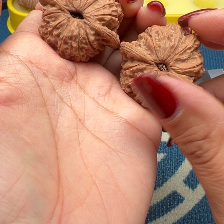 吊坠桃核文玩雪麒麟