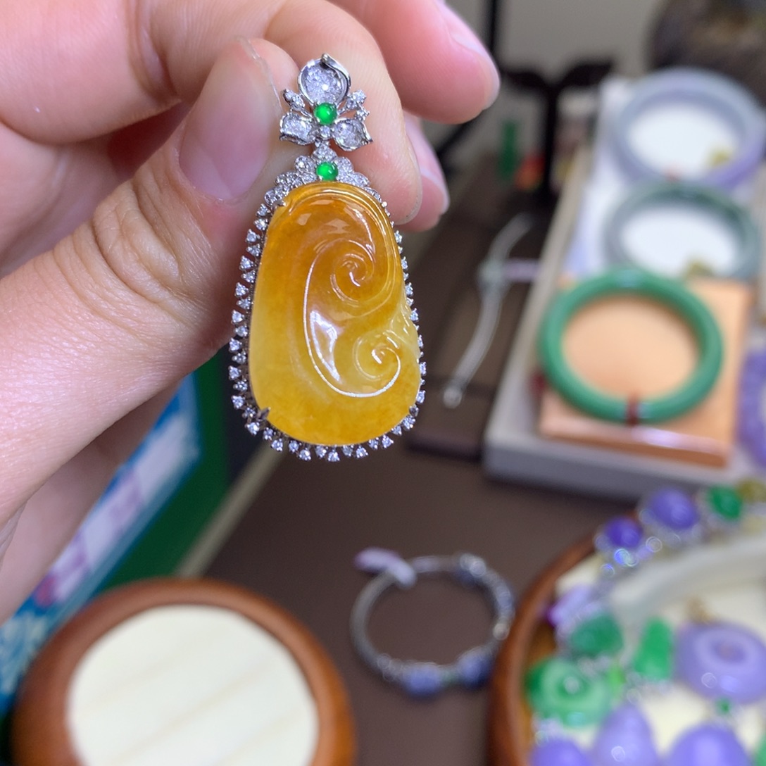 翡翠颈饰18K金镶嵌翡翠