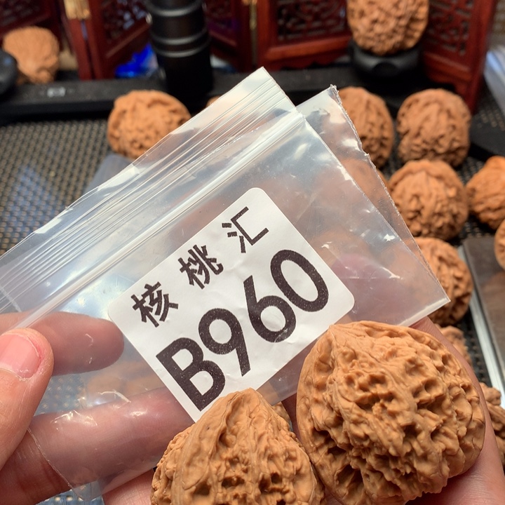 文玩核桃吊坠牡丹纹
