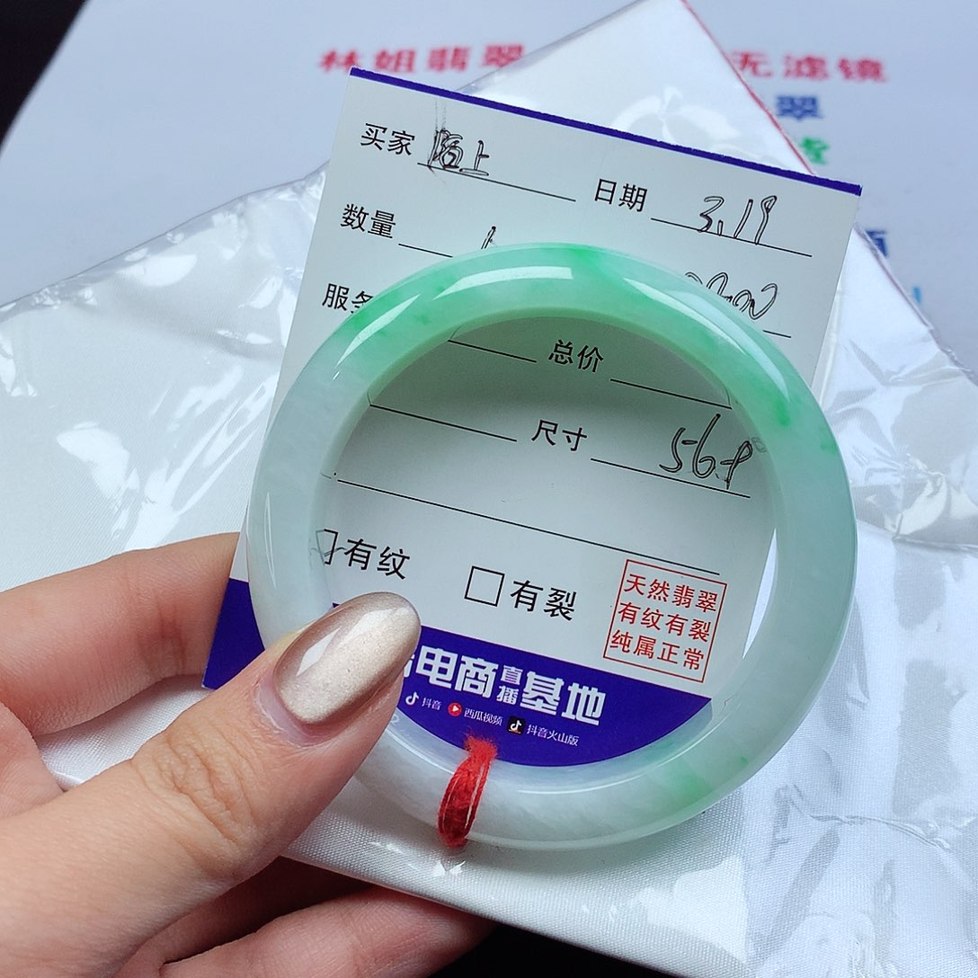 翡翠未镶嵌手镯陌***。手镯