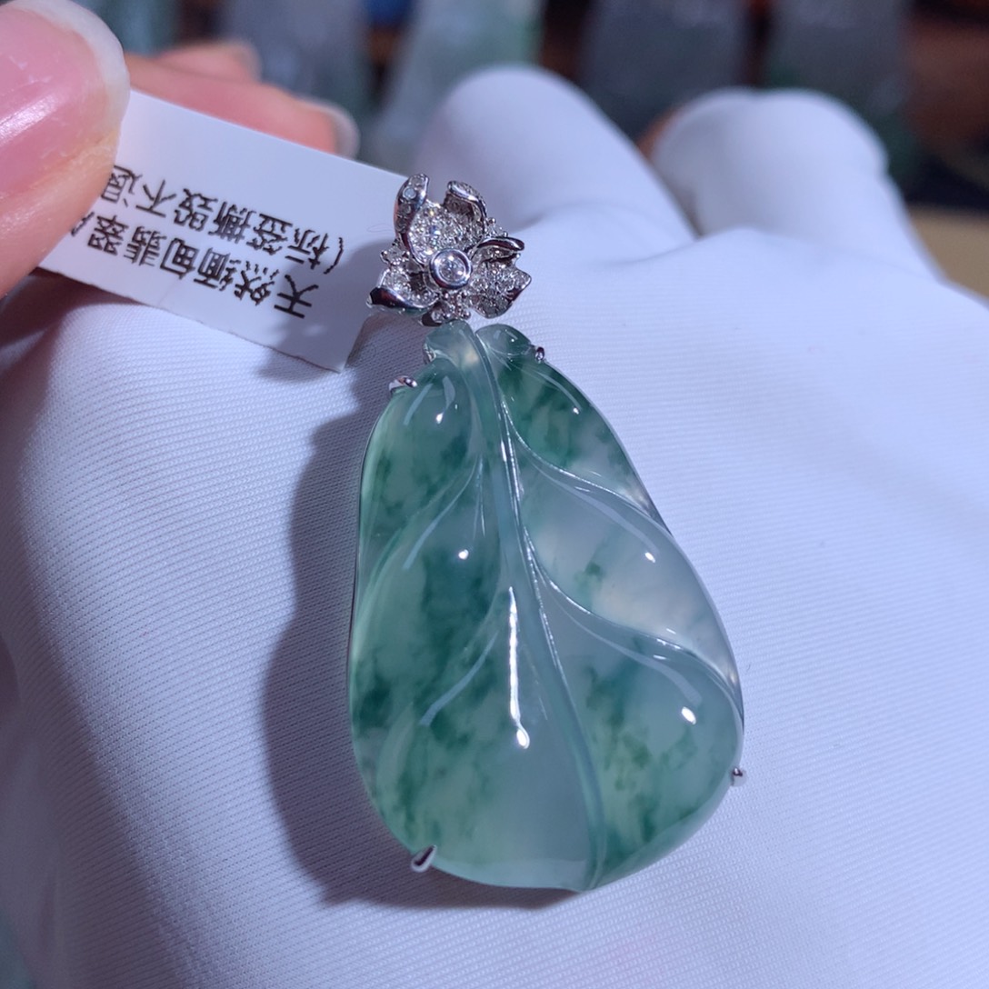 翡翠颈饰18K金镶嵌芭蕉叶