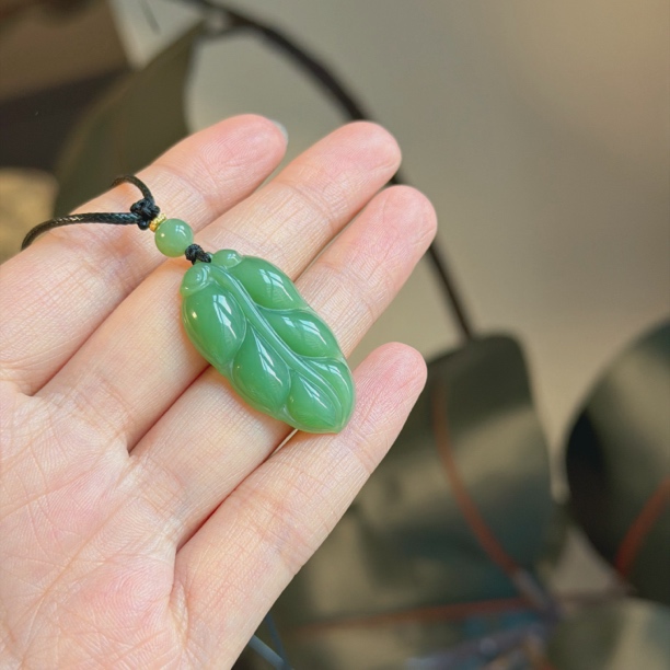 天然精品和田玉俄碧粉青碧玉树叶吊坠