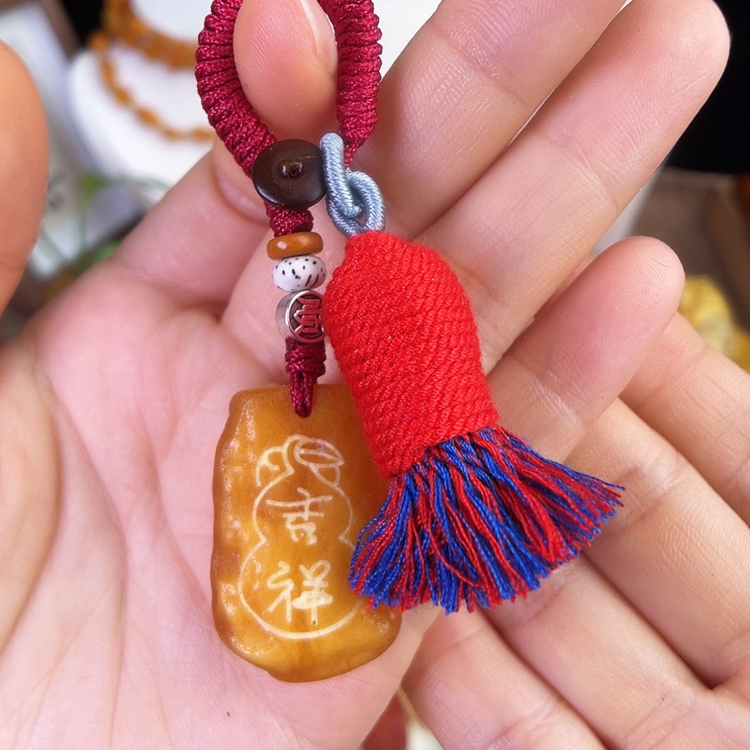 琥珀珠宝奇石未镶嵌。