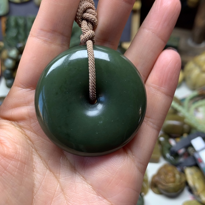 透闪石质玉未镶嵌颈饰