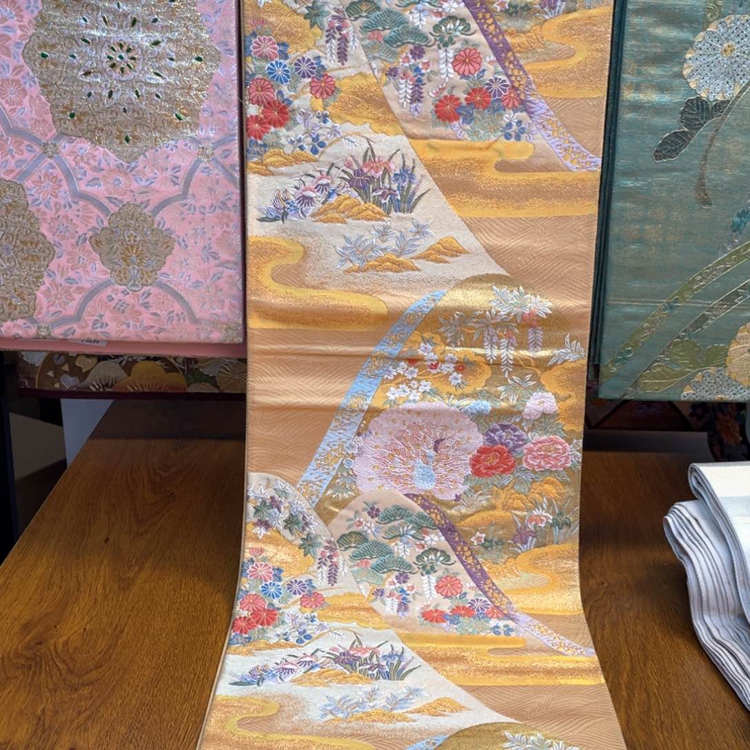 织绣连山牡丹孔雀