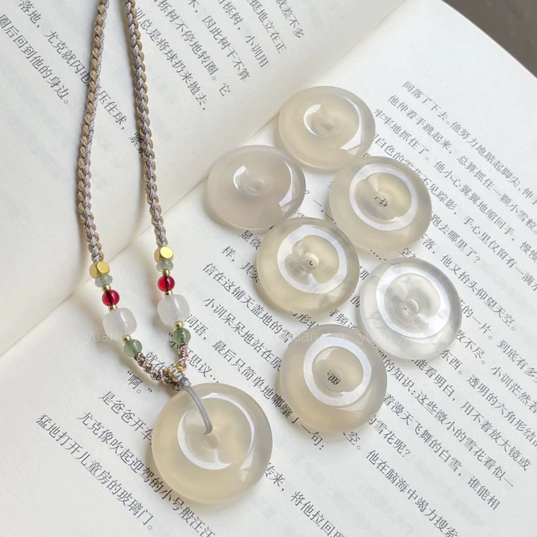 天然白冰玛瑙玉髓平安扣吊坠冰种项链香槟平安扣男女新中式玉佩