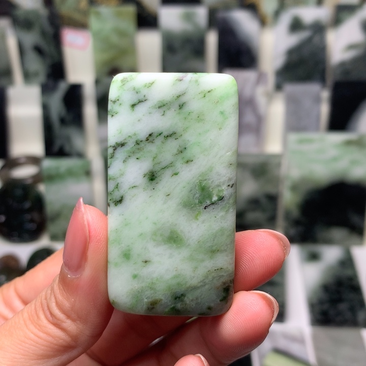 独山玉颈饰未镶嵌