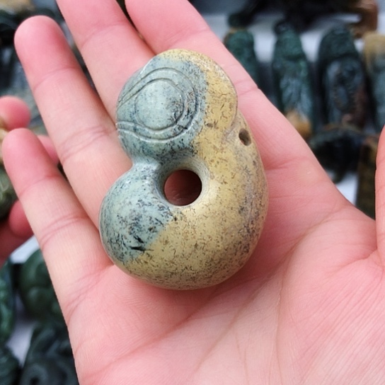 未镶嵌岫岩河磨玉（透闪石质玉）把件