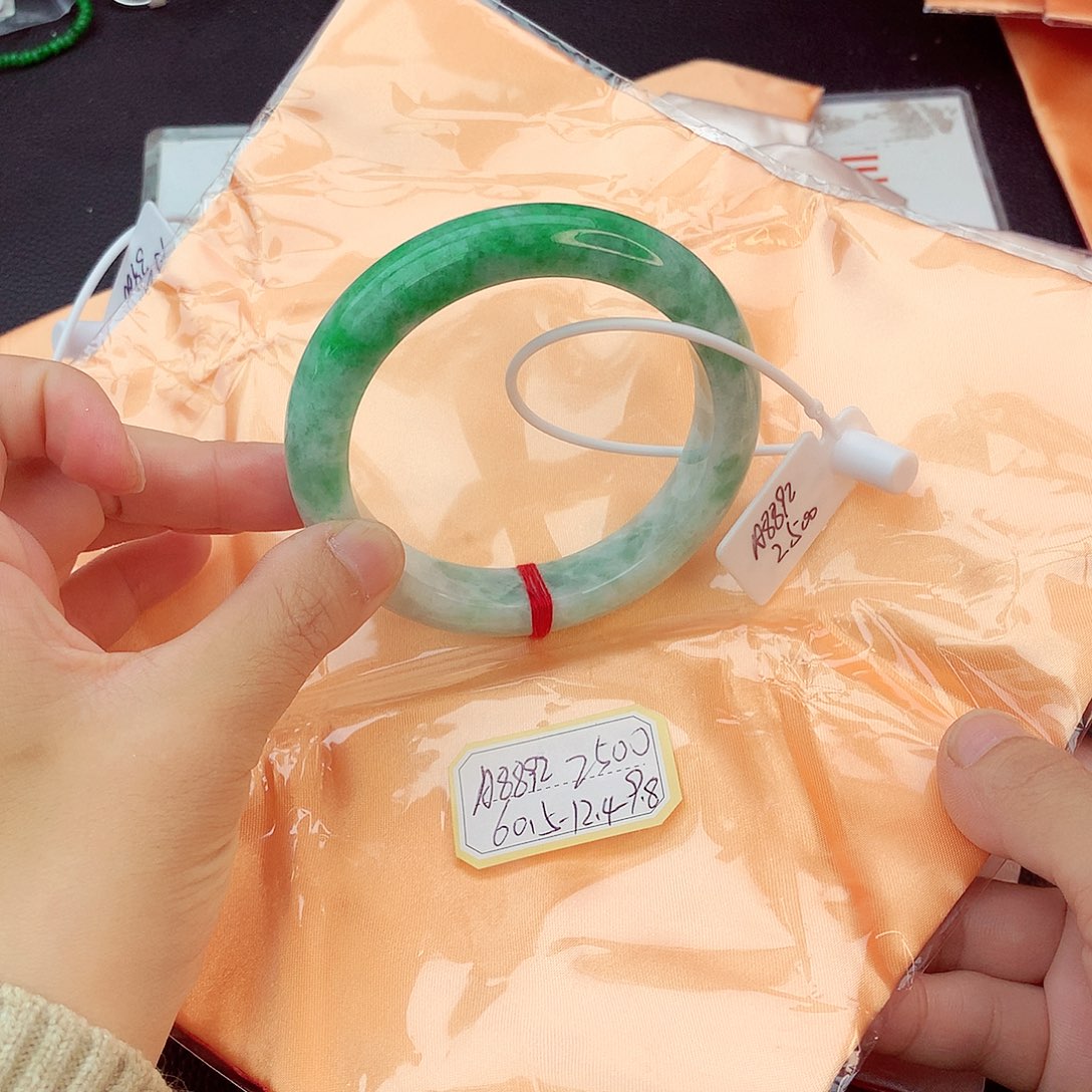 翡翠手镯未镶嵌翡翠