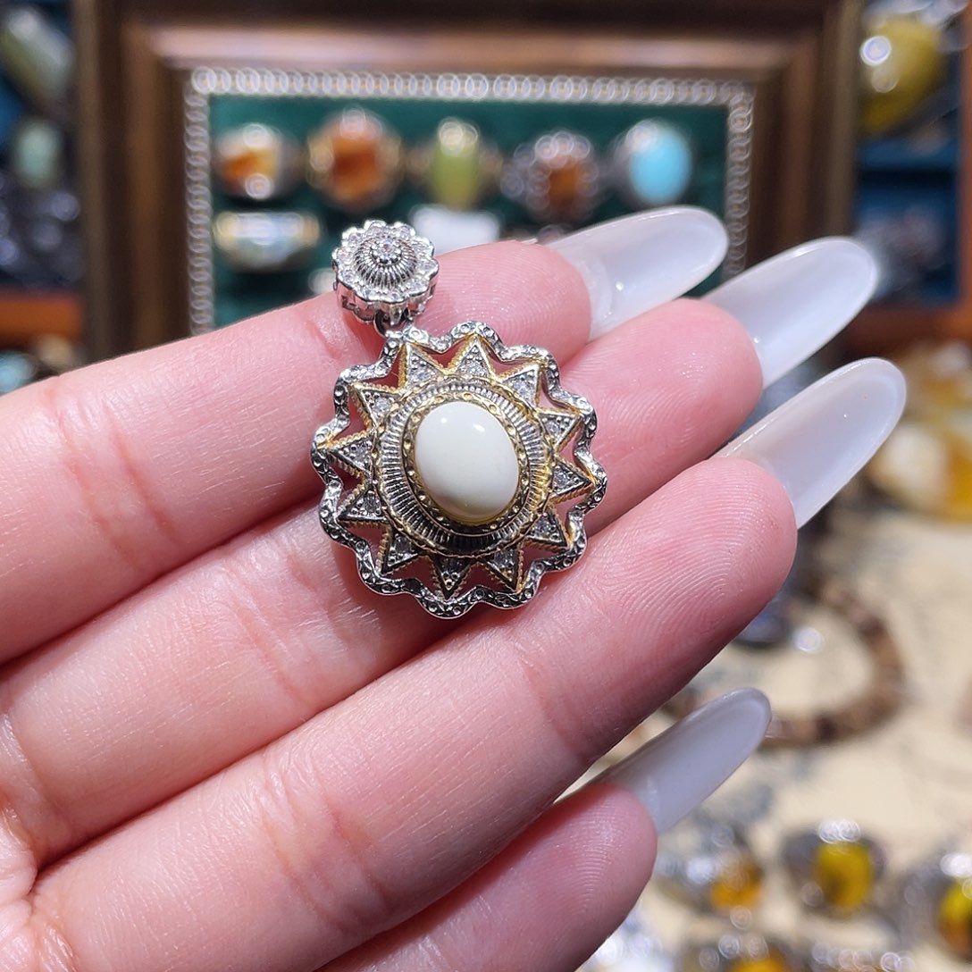 N***a琥珀银S925镶嵌颈饰吊坠