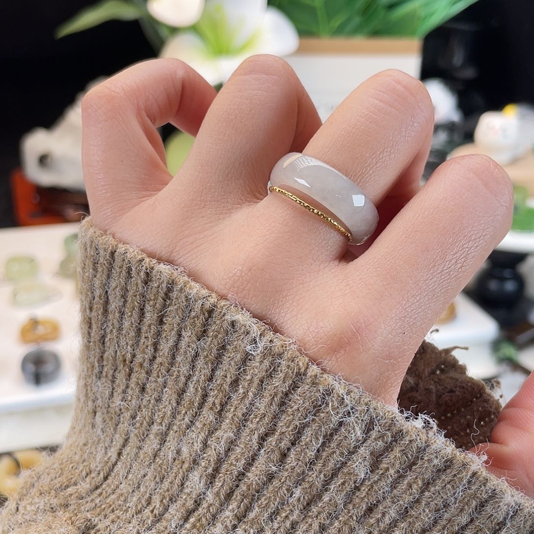 和田玉未镶嵌戒指E106藕粉泥鳅背18.2有瑕