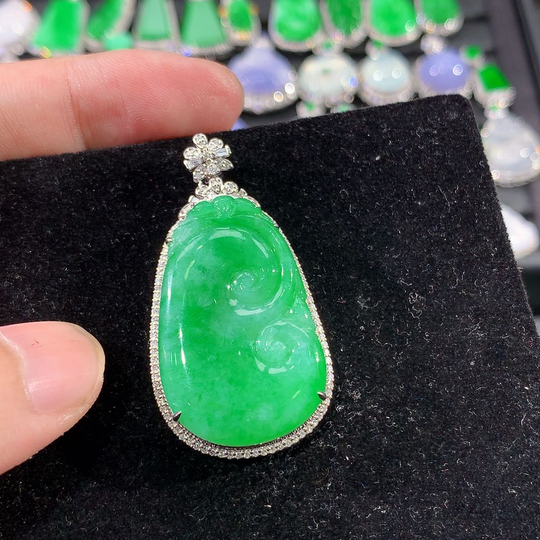 翡翠18K金镶嵌颈饰