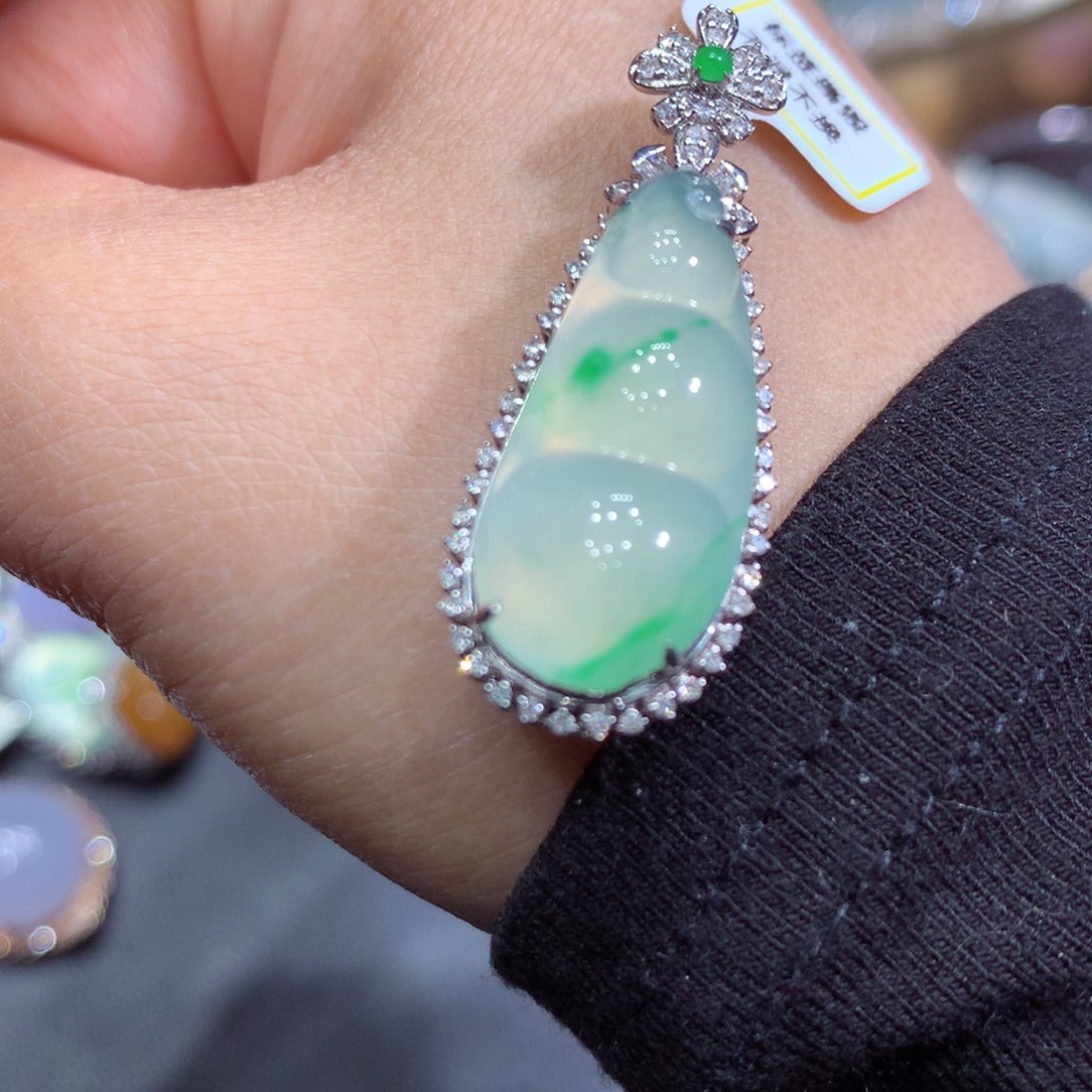 翡翠吊坠(赠链)18K金镶嵌