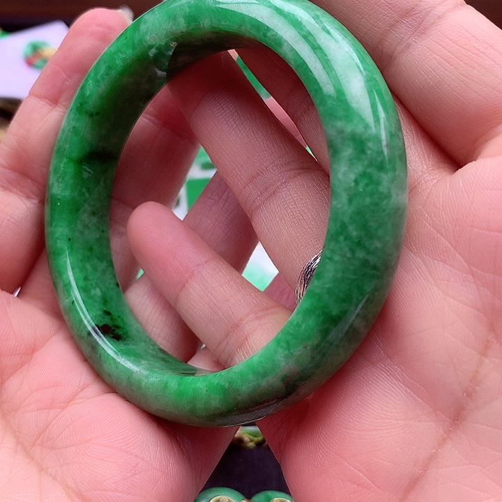 翡翠手镯未镶嵌翡翠