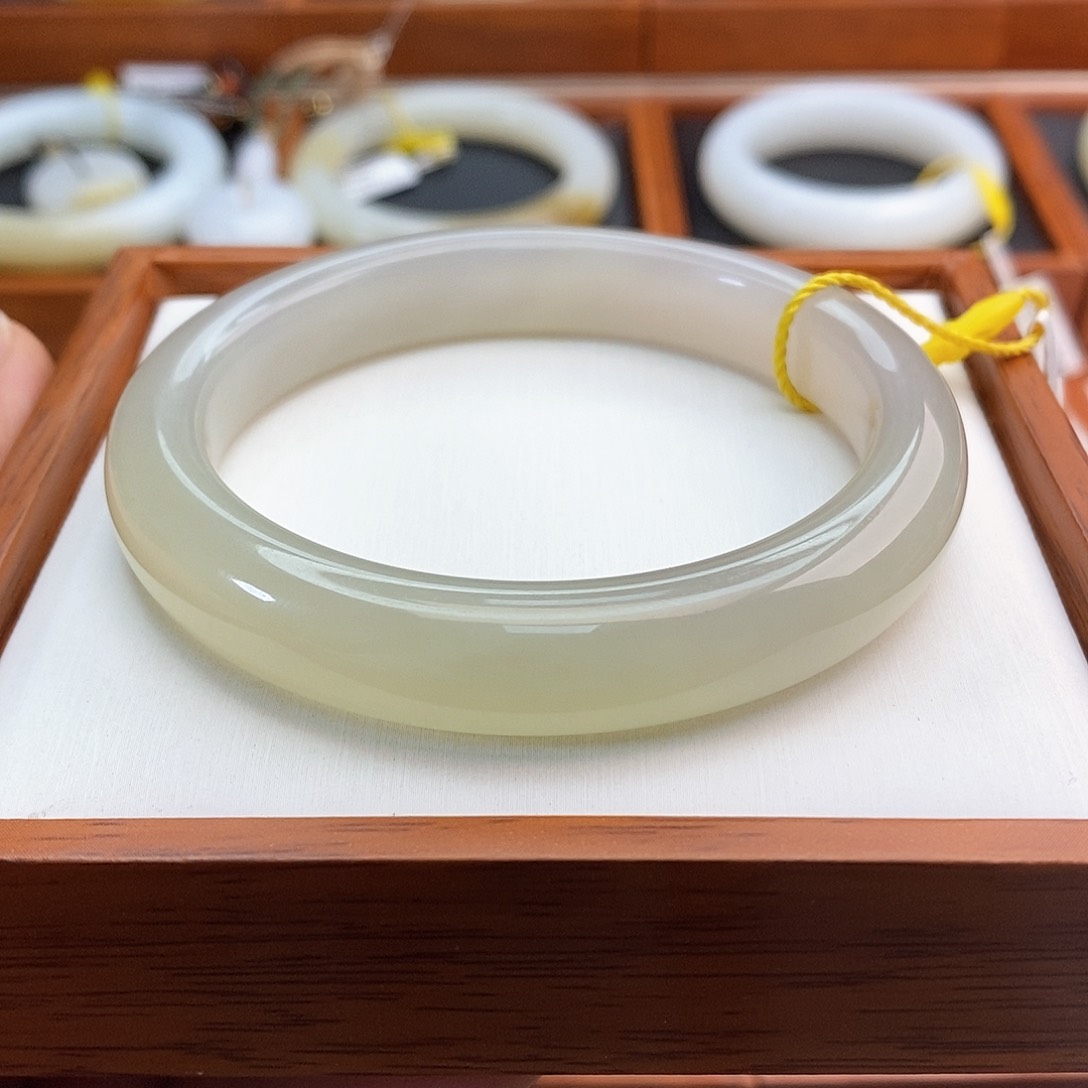 和田玉手镯未镶嵌57+