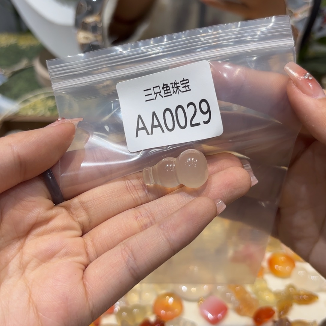 九***。玛瑙/玉髓未镶嵌颈饰