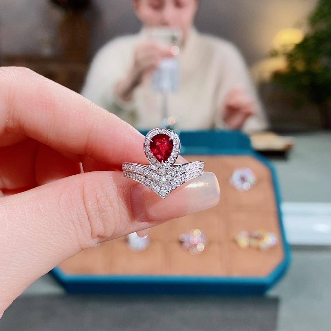 红宝石戒指18K金镶嵌1.01ct无烧鸽血红吉尔德