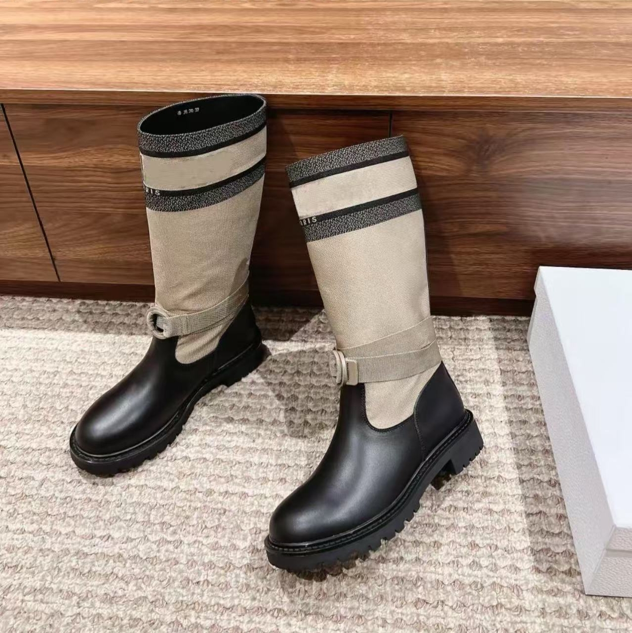 2025新款马丁靴字母时装靴刺绣中筒靴 W888