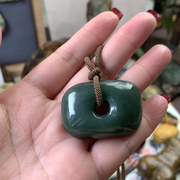 透闪石质玉挂件未镶嵌