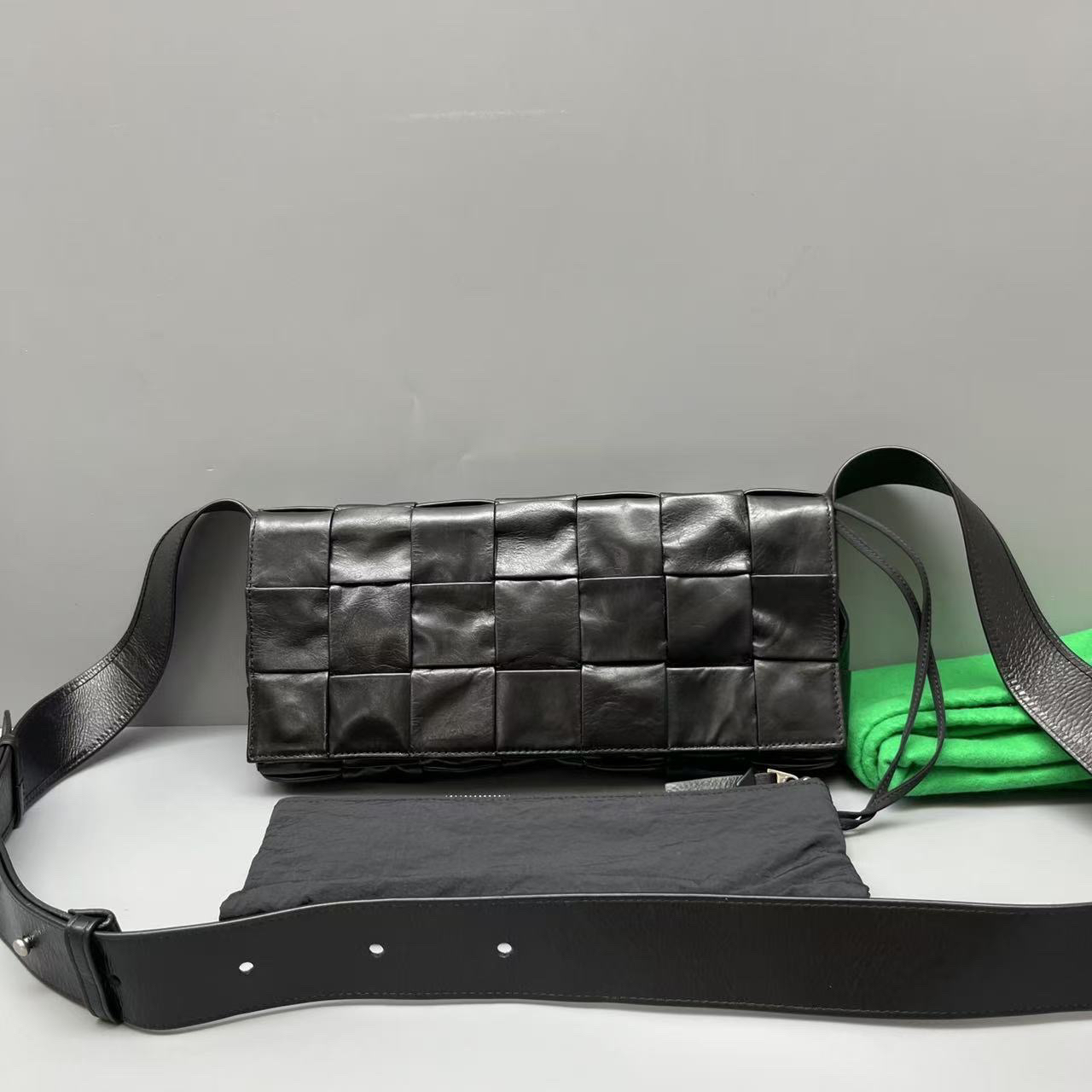 95新 BOTTEGA VENETA/葆蝶家 黑色子母斜跨包 尺寸20*13 SV14754