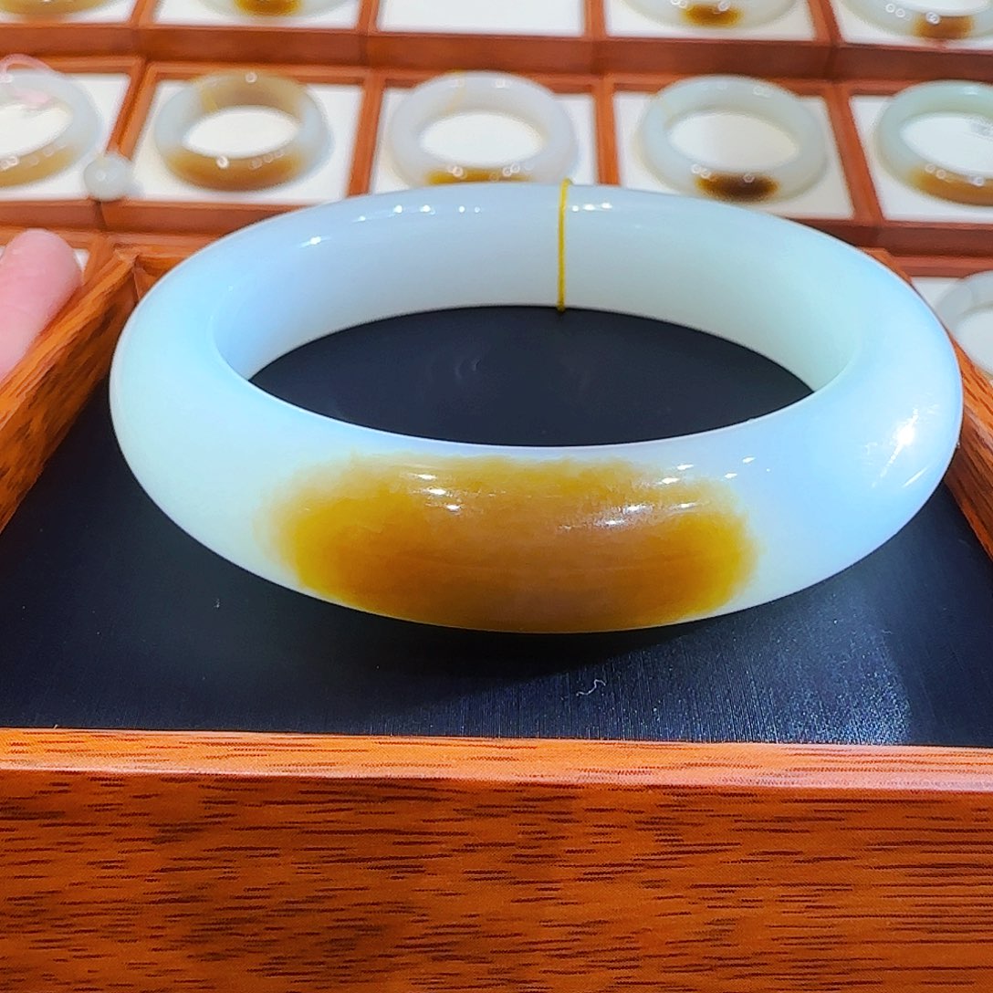 和田玉手镯未镶嵌且末一口老红糖59 60 61