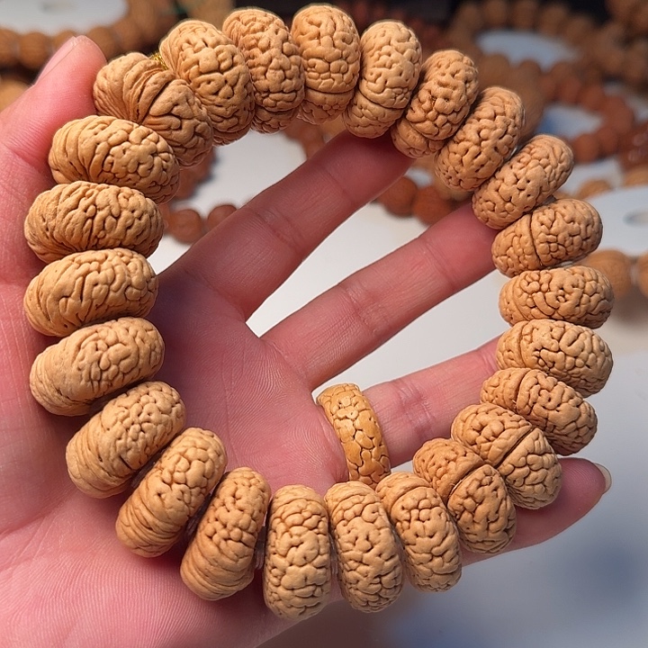 K****桃核吊坠龙鳞王飞碟26mm手持