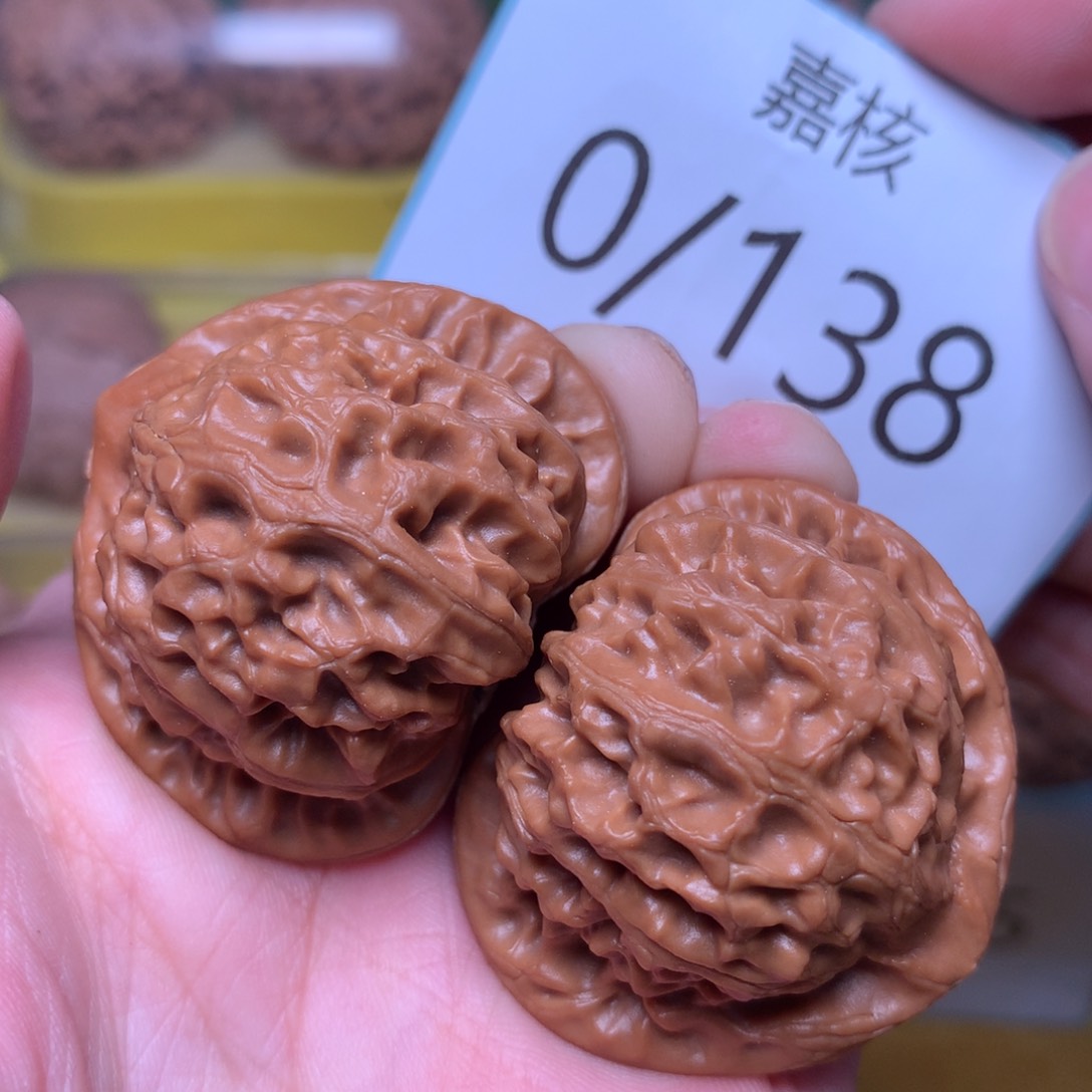 文玩核桃把件红皮桃心灯40