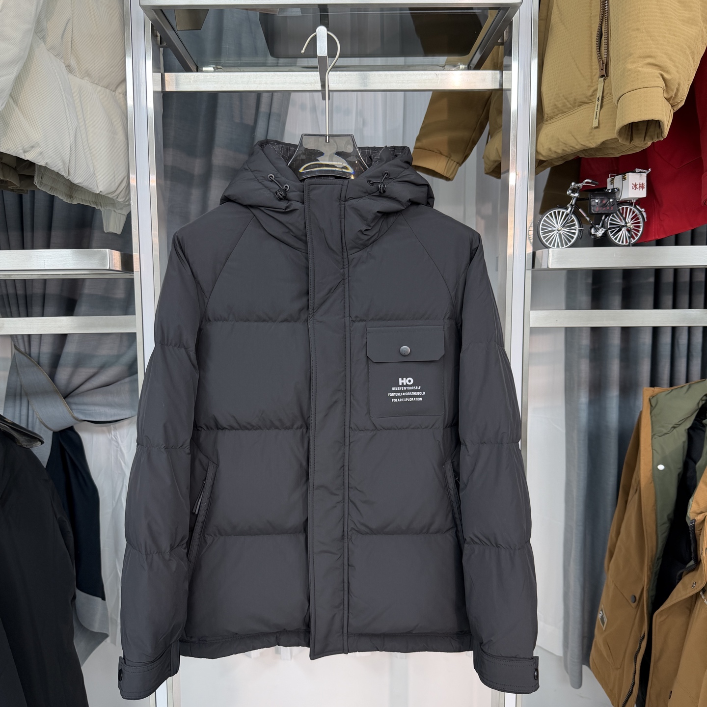 W937男款黑色宽松连帽羽绒外套短款利落加厚保暖户外休闲百搭外套