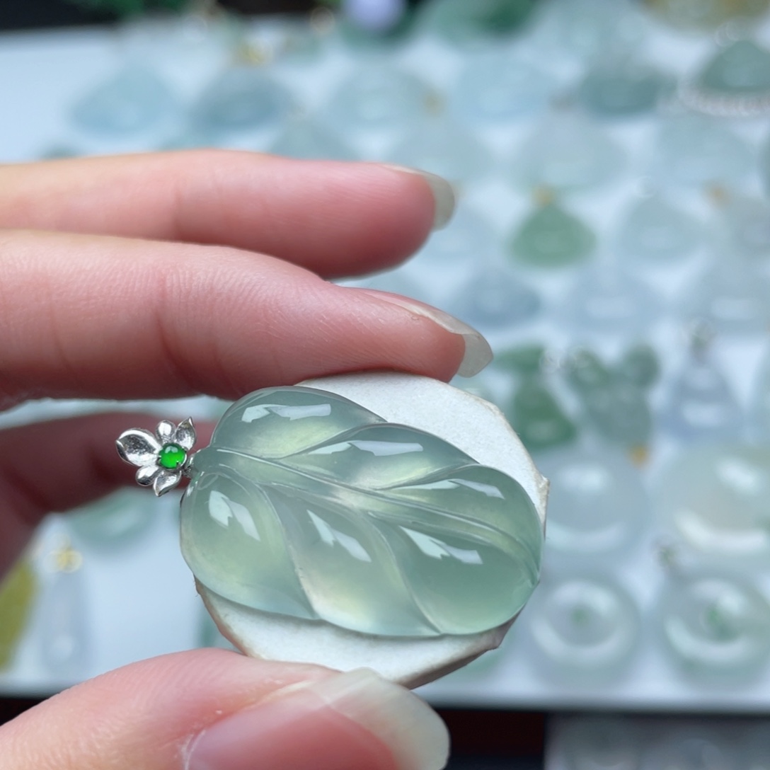 翡翠18K金镶嵌颈饰