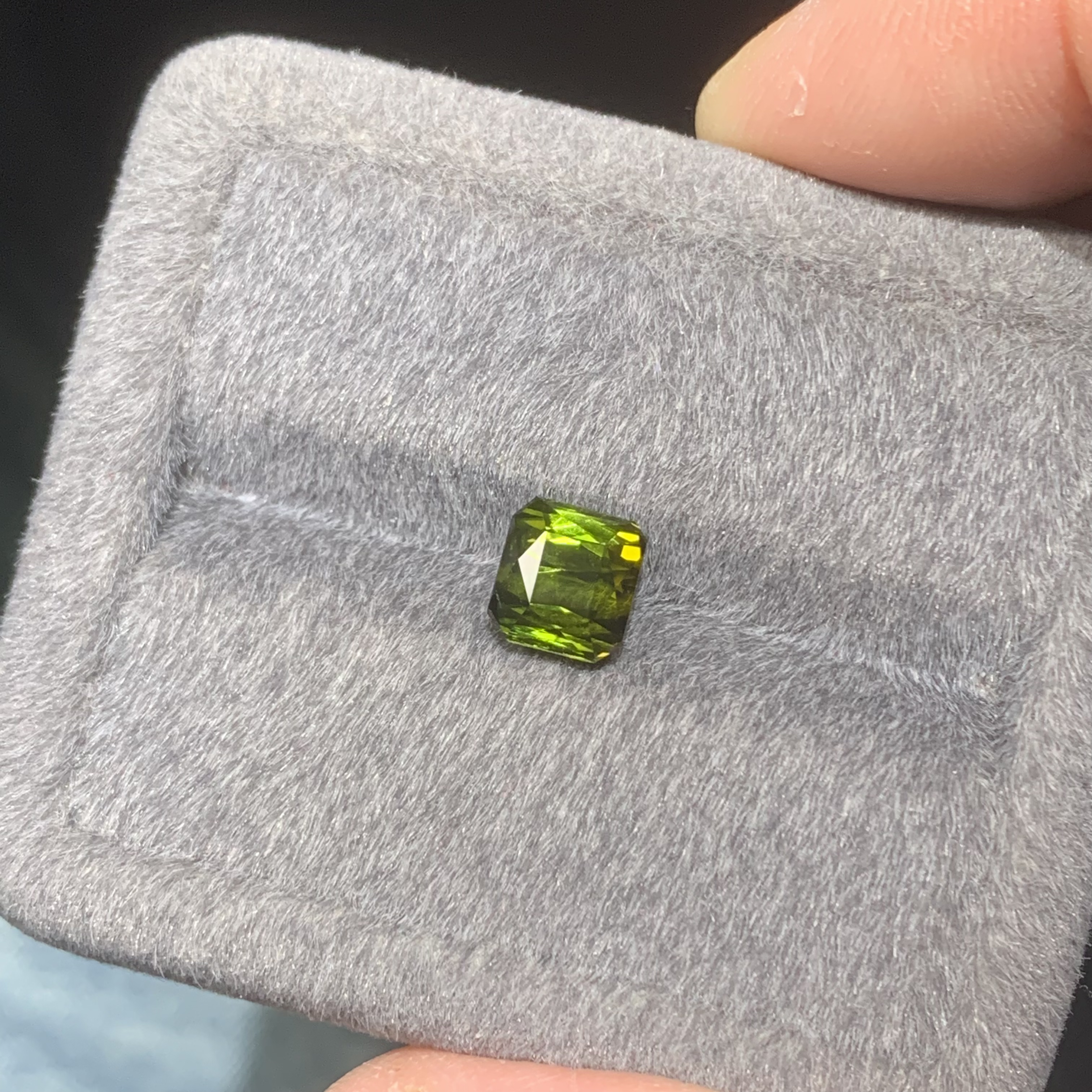 3.4克拉天然绿碧玺裸石干净玻璃体火彩璀璨闪亮颜色鲜艳切工精美