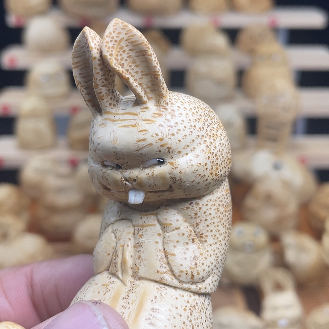 清***月竹竹根雕兔子手把件