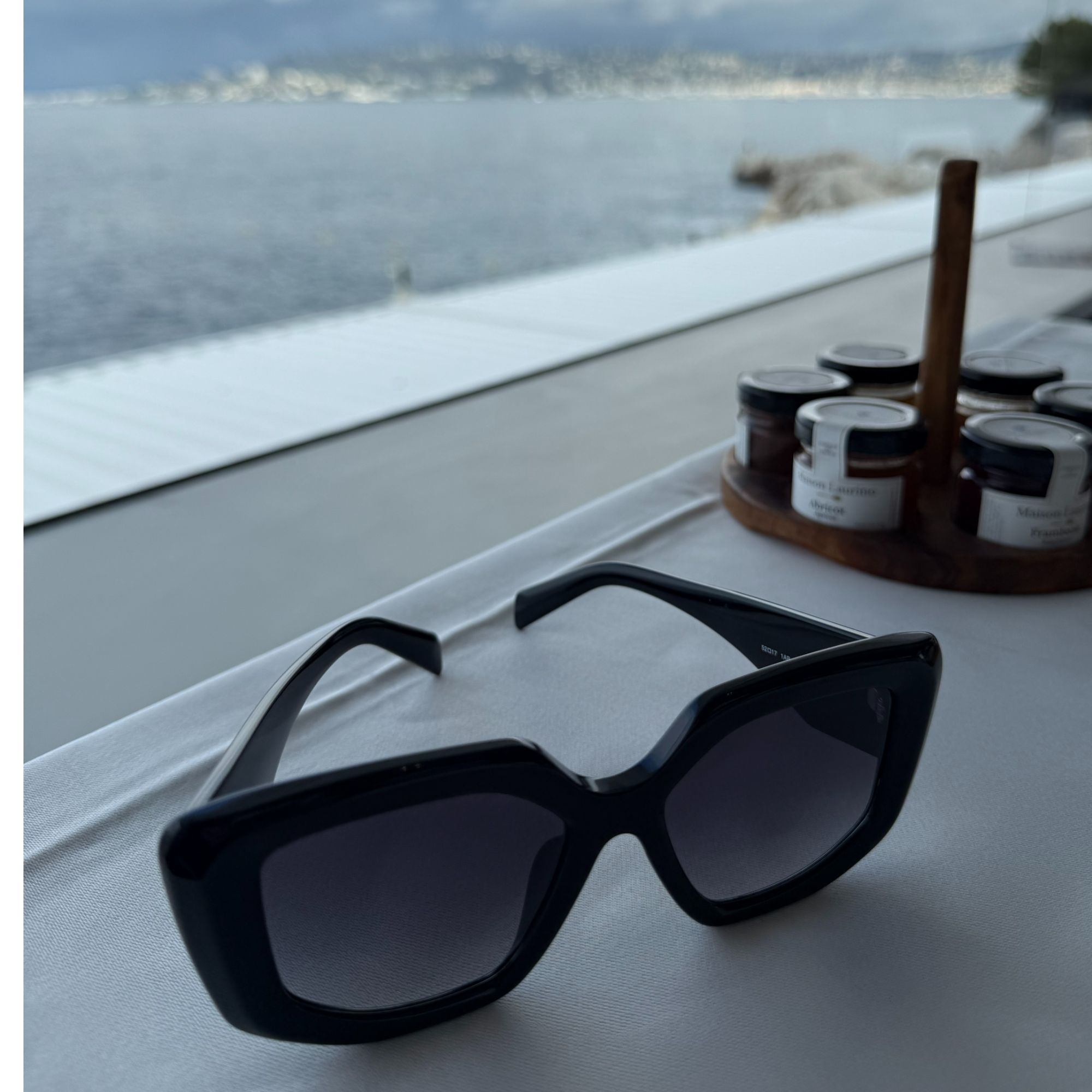 COCOLINDA| 拉达风简约渐变黑框墨镜 T恤YJ4007