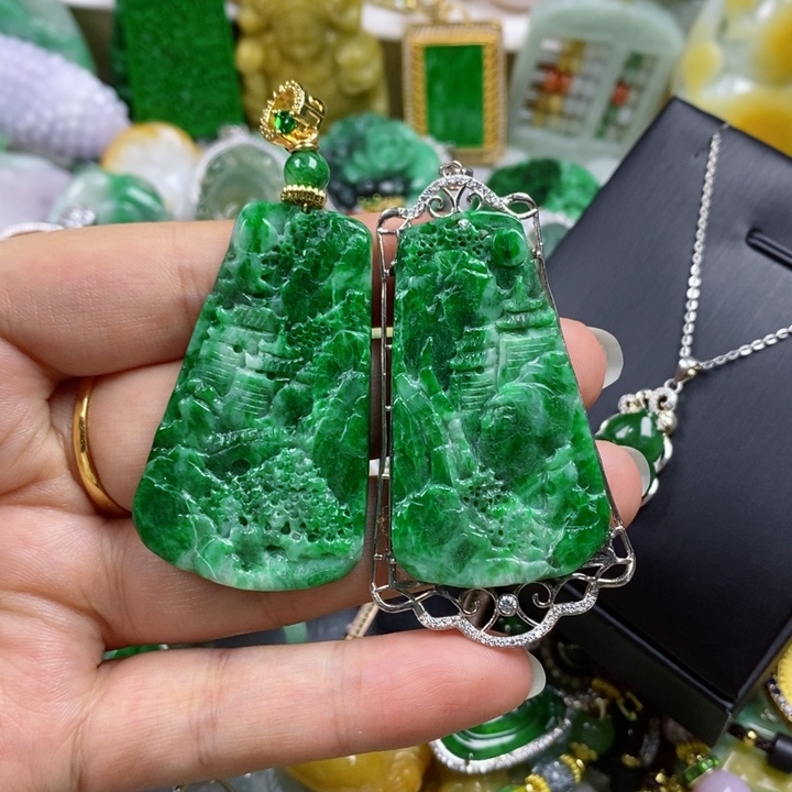 翡翠吊坠(赠链)未镶嵌红**柜