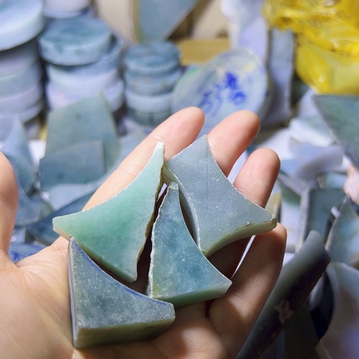 颈饰未镶嵌翡翠小**•