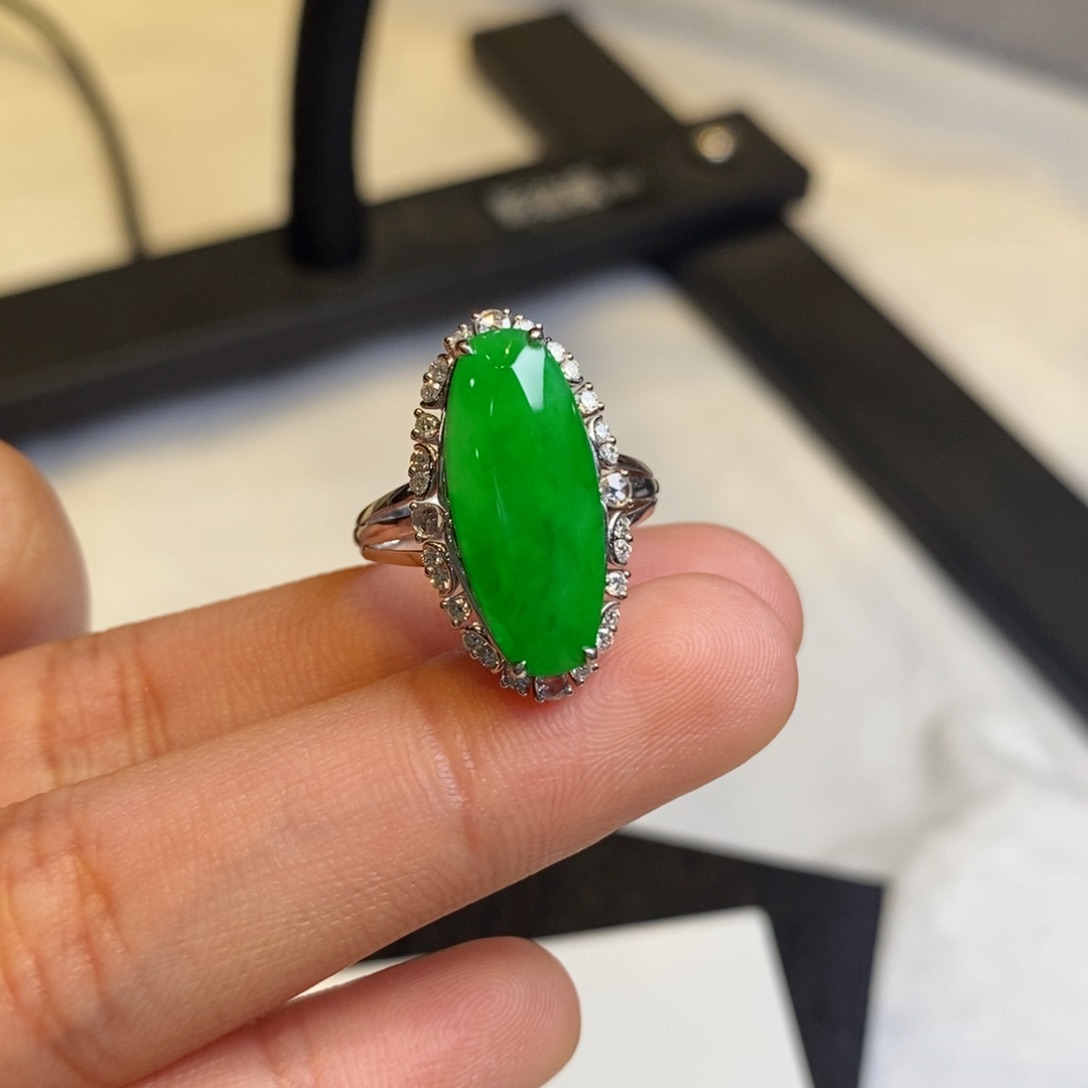 翡翠戒指18K金镶嵌设计款福瓜