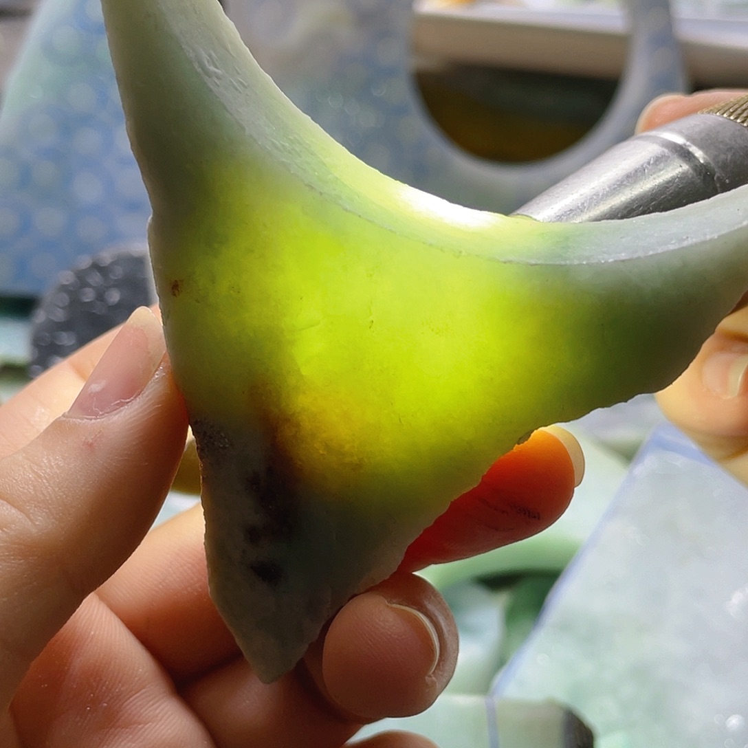 颈饰未镶嵌翡翠。