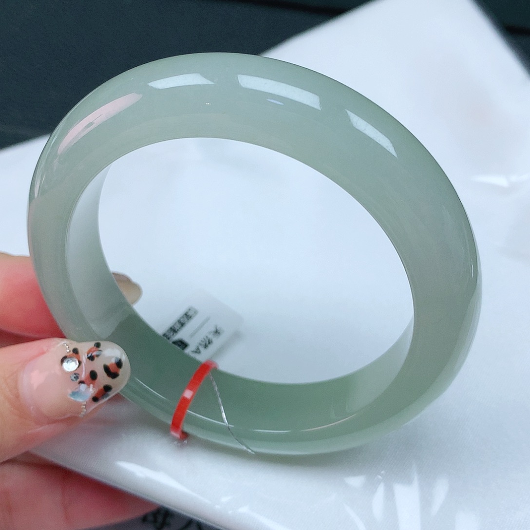 翡翠手镯未镶嵌55圈