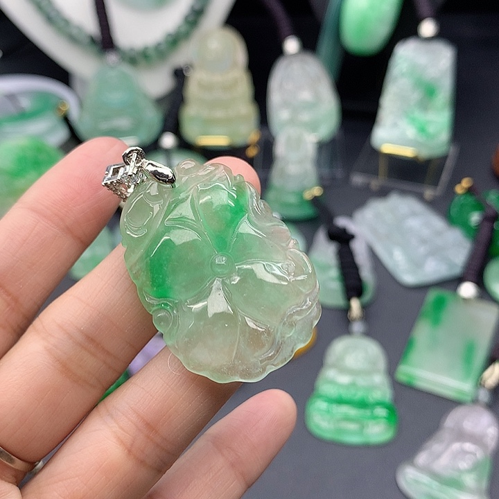 翡翠未镶嵌吊坠(赠链)