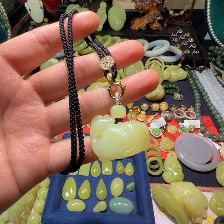 和田玉（黄玉）颈饰未镶嵌