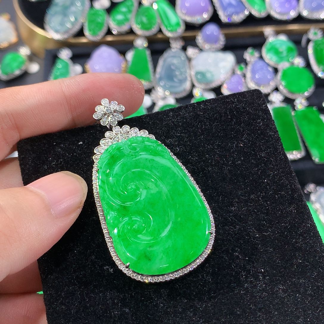 a****翡翠18K金镶嵌颈饰