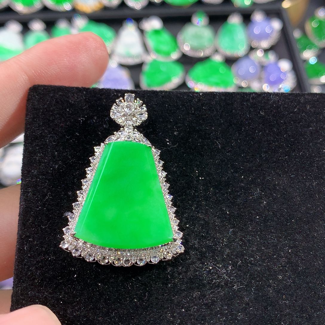 翡翠18K金镶嵌颈饰