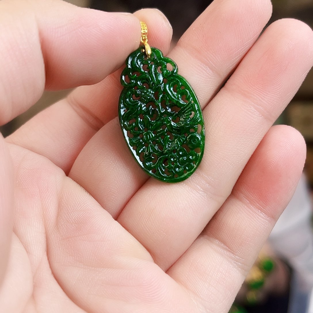 翡翠18K金镶嵌颈饰吊坠