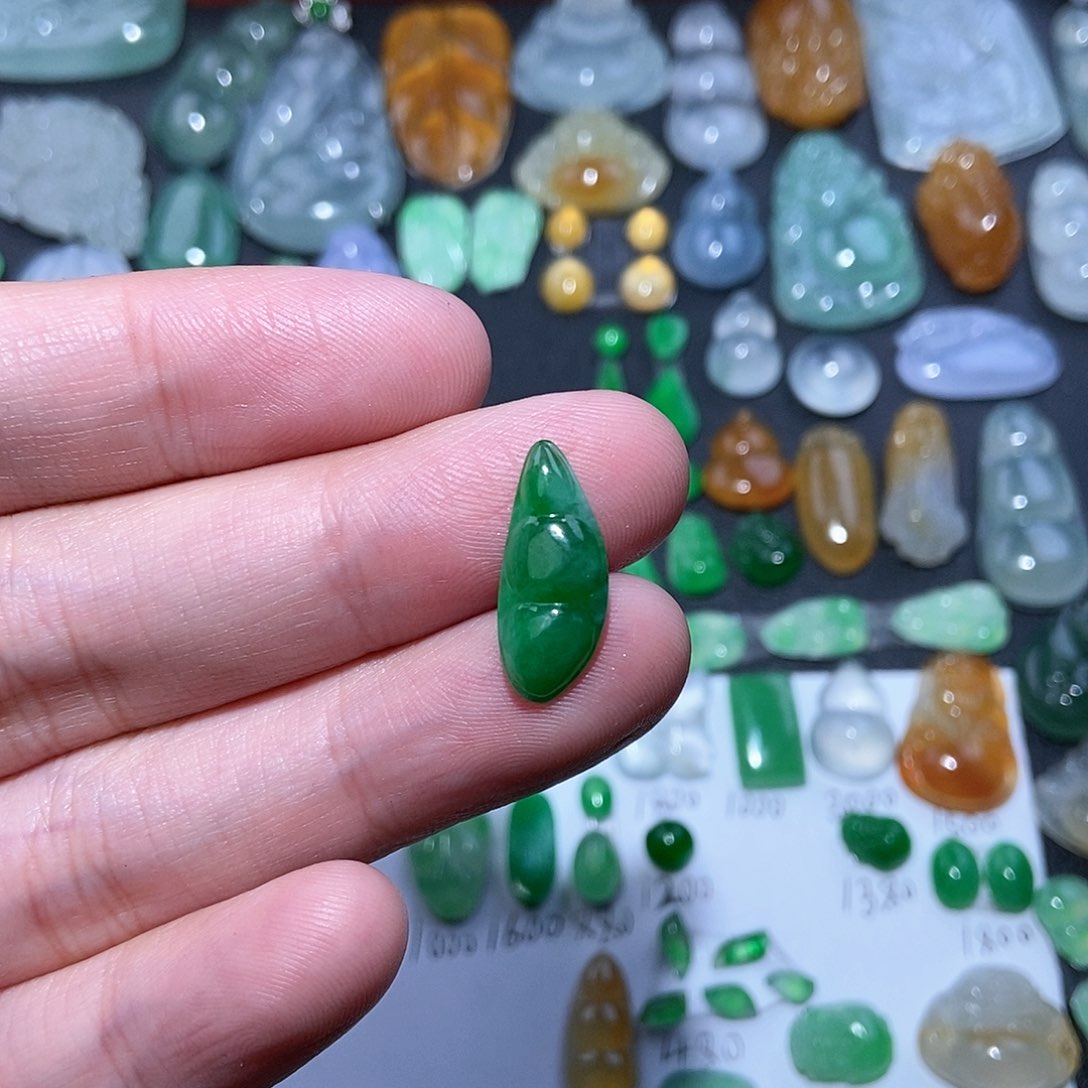 翡翠颈饰未镶嵌辣绿豆子