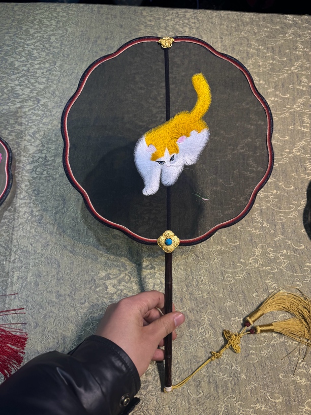 手工刺绣双面异色猫26公分宋锦扇子