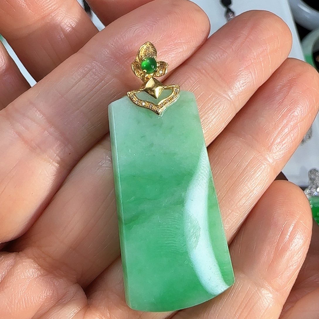 翡翠颈饰18K金镶嵌方牌