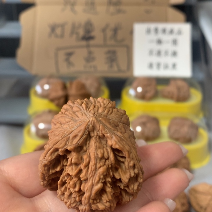 放***牛文玩核桃吊坠异形单只，有瑕疵