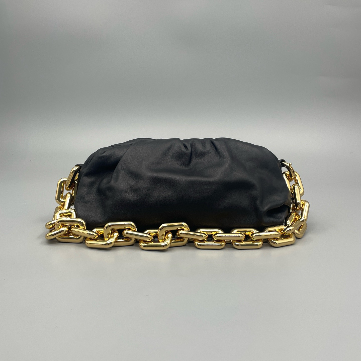 95新 BOTTEGA VENETA/葆蝶家 黑色全皮云朵粗金尺寸30*14 A3812