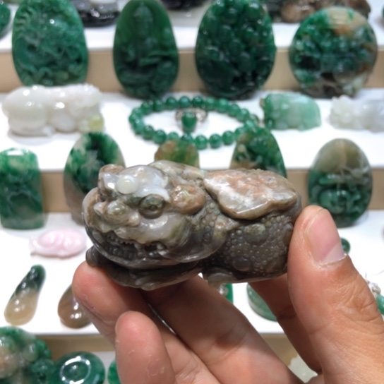 独山玉未镶嵌把件